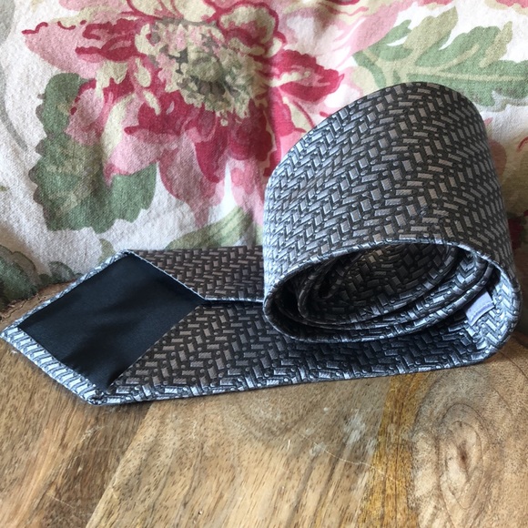 GEOFFREY BEENE 100% silk Grey Silver Textured “line” SafetyPin Pattern $129 NEW - Picture 16 of 16